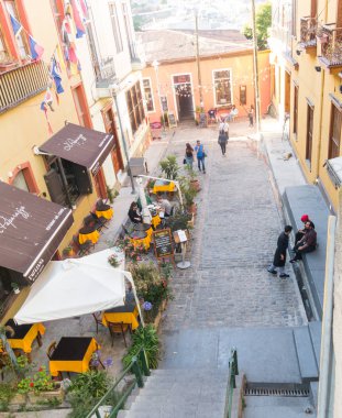 Urban sahne, insanlar yürüyüş ile, Valpara sokaklarında