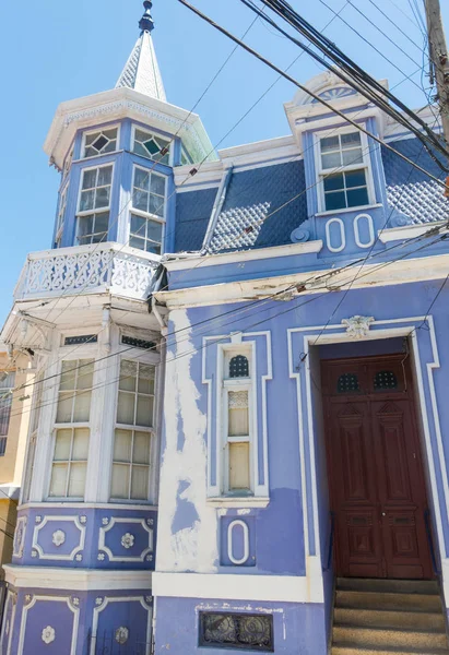 Herrgård på en kulle i Valparaiso, med färgen som bärs av — Stockfoto