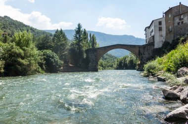 Tek kemerli Romanesk köprü, Gerri de la Sal, üzerinde