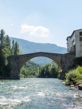 Tek kemerli Romanesk köprü, Gerri de la Sal, üzerinde