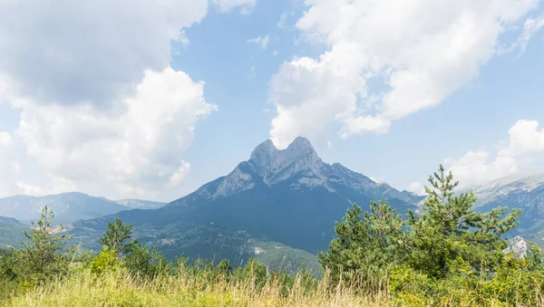 Masif ve dağ zirvesi El Pedraforca. Bu en em biridir — Stok fotoğraf