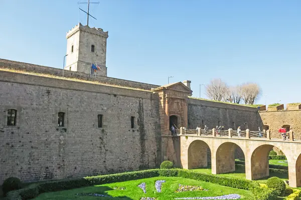 Turister vid huvudingången till Montjuic slott på moun — Stockfoto