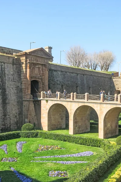 Touristes à l'entrée principale du château de Montjuic sur la moun — Photo