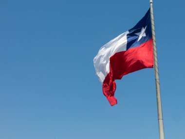 Şili Bayrağı parlak mavi gökyüzü ne karşı güçlü bir rüzgar da uçar w