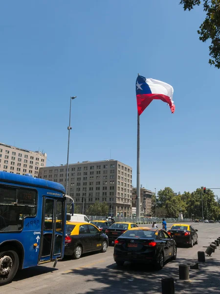 Intenso tráfico en la Avenida La Alameda, la calle más importante — Foto de Stock