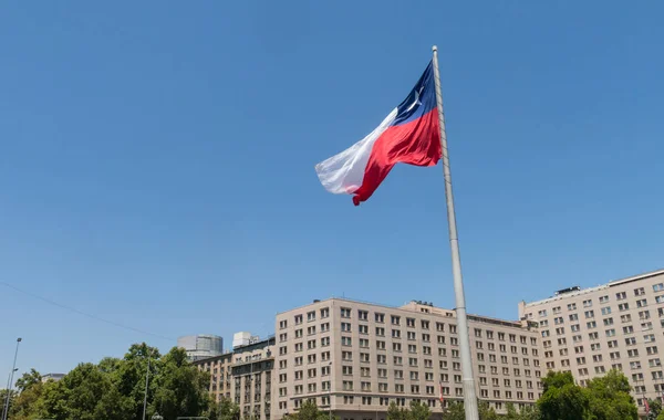 Chilenos caminando cerca de la bandera gigante en la Avenida La Alameda con — Foto de Stock