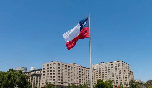 La bandera gigante en la Avenida La Alameda con la Plaza de la Ciudadanía — Foto de Stock