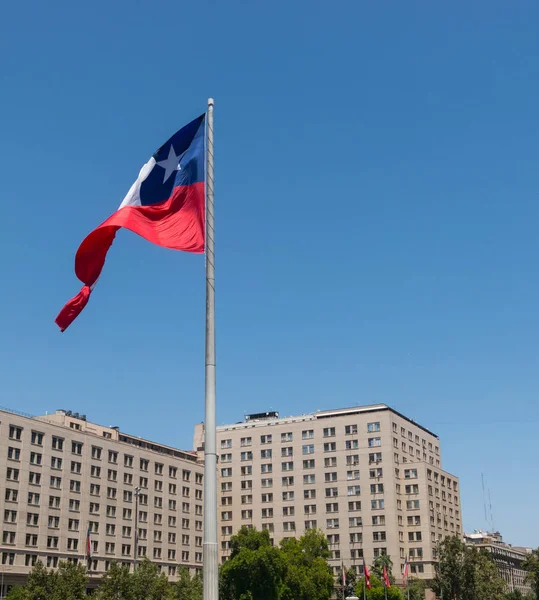 La bandera gigante en la Avenida La Alameda con la Plaza de la Ciudadanía — Foto de Stock