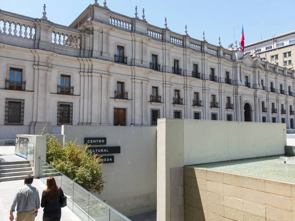 サンティアゴのモネダとして知られている、大統領宮殿の眺め — ストック写真