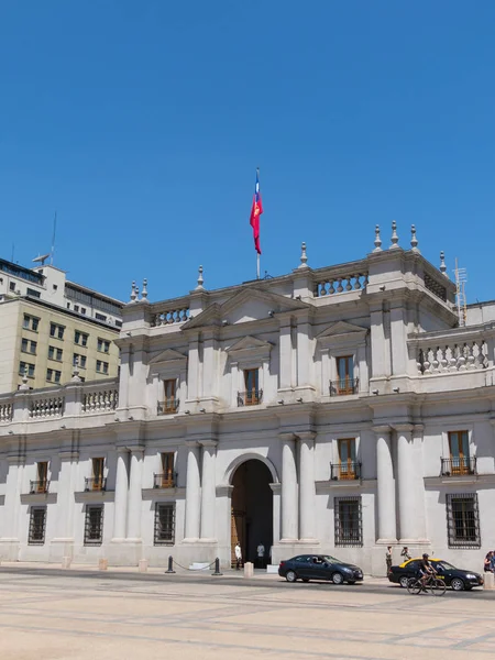 Pohled na prezidentský palác, známý jako La Moneda, v Santiagu — Stock fotografie