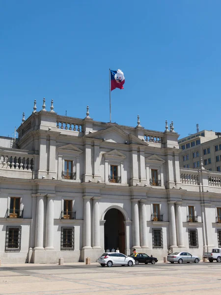 Pohled na prezidentský palác, známý jako La Moneda, v Santiagu — Stock fotografie