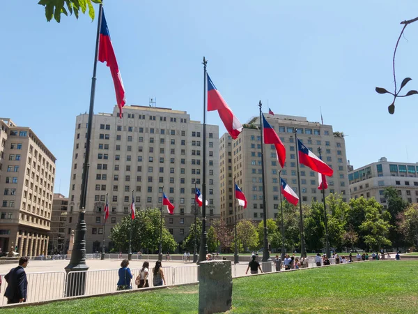 Banderas chilenas ondeando en la Plaza de la Constituci — Foto de Stock