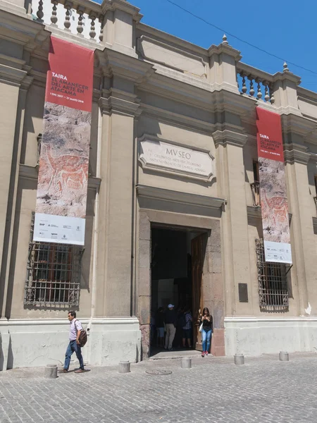 Touristes visitant le Museo Chileno de Arte Precolombino (en anglais) — Photo