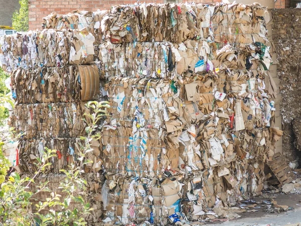 Fábrica de papel reciclado. Bales de papelão, caixas e papéis Imagens De Bancos De Imagens