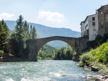 Tek kemerli Romanesk köprü, Gerri de la Sal, üzerinde