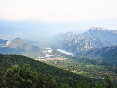 Sierra Cadi, Llosa del Cavall gölet ve San Lorenzo de Morunys küçük bir kasaba ile Katalonya öncesi Pyrenean alanının panoramik görünümü. Catalonia, İspanya