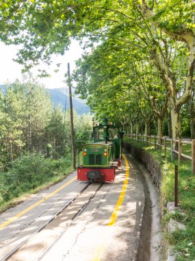 Pobla de Lillet ve çimento fabrikası Asland arasında yirminci yüzyılın başlarında çimento tren, Garden Artigas de Gaudi geçiyor. Catalonia, İspanya, 