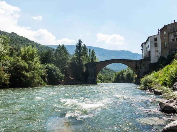 Tek kemerli Romanesk köprü, Gerri de la Sal, üzerinde