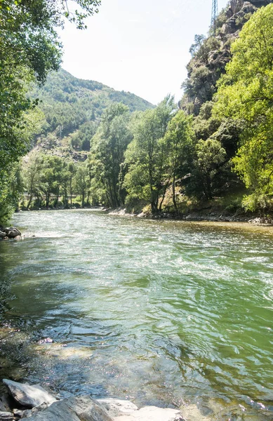 Panorama natural del río Noguera Pallaresa con fuerte curr —  Fotos de Stock