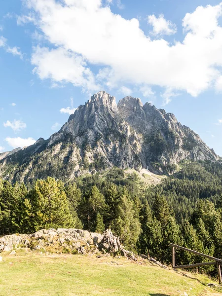 El pico Amitges, cerca del estanque de Sant Maurici, en el Aiguestor — Foto de Stock