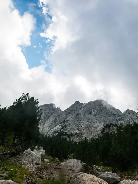 A tempestade aproxima-se. Imagem do maciço de El Pedraforca. C — Fotografia de Stock