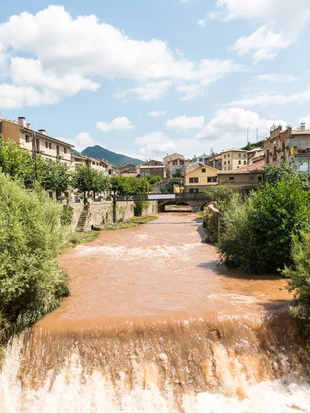 ロブレガット川は、バルセロナの州のベルガダの地区で、カタルーニャ、スペイン、ラ・ポブラ・デ・リレットの町を通過するように、. — ストック写真