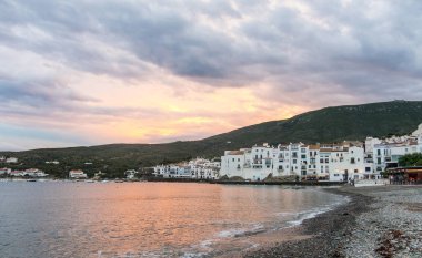 Cadaques köyünde gün batımı. Mediterran romantizm