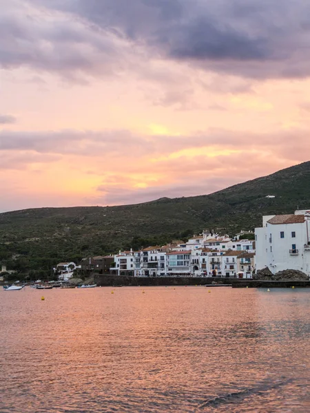 Solnedgång i byn Cadaques. Romantiken i Mediterran — Stockfoto