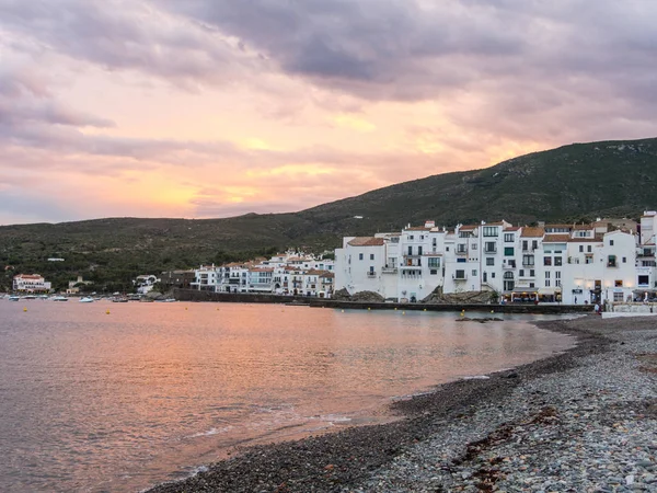 Solnedgång i byn Cadaques. Romantiken i Mediterran — Stockfoto