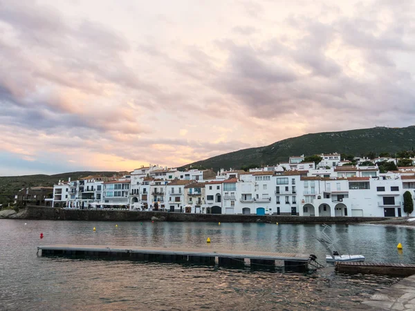 Solnedgång i byn Cadaques. Romantiken i Mediterran — Stockfoto