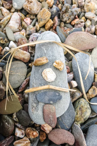 Taş, sopa ve baston ile bir plajda oluşturulan güzel yüz — Stok fotoğraf