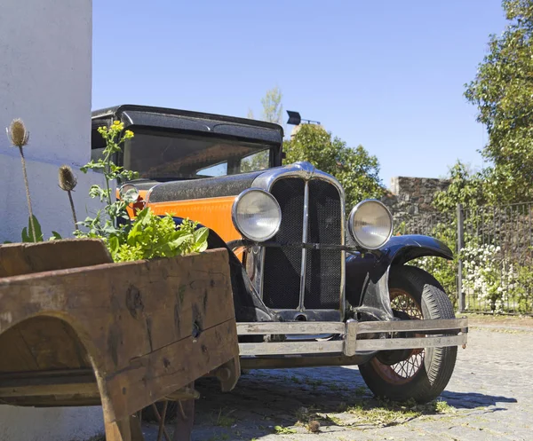Colonia del Sacramento sokakta Vintage araba. Uruguay — Stok fotoğraf
