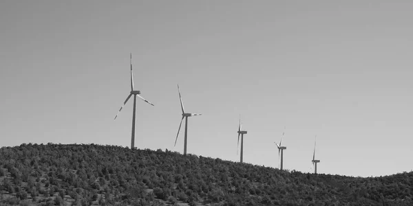 Větrné elektrárny vyrábějící elektřinu — Stock fotografie