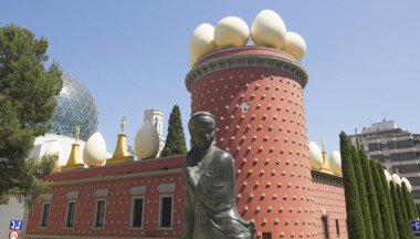 Tramuntana heykeli ve dali Müzesi. Figueres