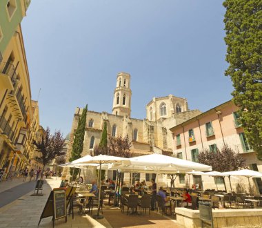 Ana meydanda turist, Figueres, Ispanya. Kilisede turistler 