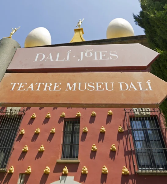Signs Dali museum in Figueres. — Stock Photo, Image