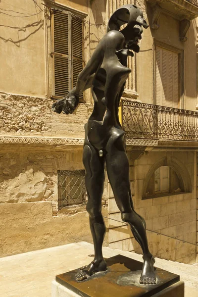 Staty av Dali på Figueres gata. Dali museum öppnades den 197 — Stockfoto