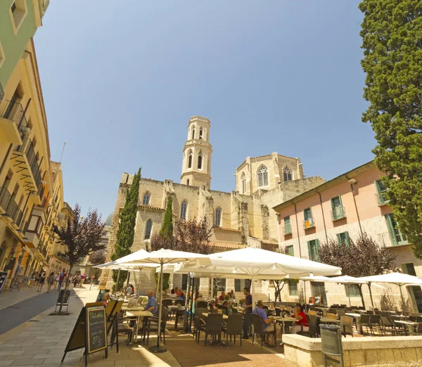 Turismo en Plaza Principal, Figueres, España. Turistas en la iglesia — Foto de Stock