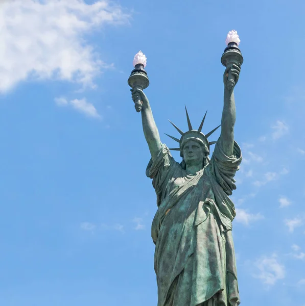 Estatua de la libertad, bronce. Escultura inspirada en Daliniano por el artista Bartholdi en 1994. Regalo del Capitán Moore al municipio de Cadaques, España . — Foto de Stock