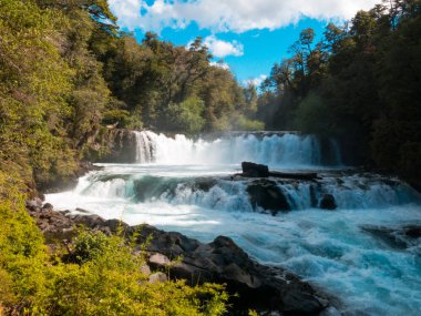 La Leona Şelalesi, Huilo Huilo Biyolojik Rezerv, Los Rios Bölgesi, güney Şili.