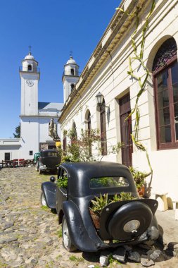 Eski arabalar, Colonia del Sacramento kilisesinin önünde,