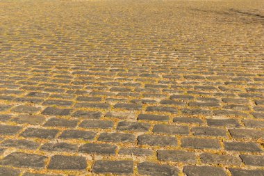 Yol eski ve genellikle arabalar için döşeli. Colonia de ayin