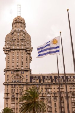 Palacio Salvo ve Uruguay bayrağı, bağımsızlık sq içinde