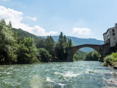 Tek kemerli Romanesk köprü, Gerri de la Sal, üzerinde