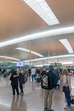 Barselona Prat Havaalanı'nın iç girişinde yolcu