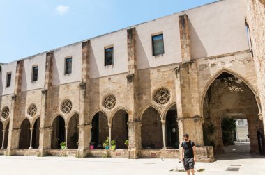 St. Augustine Manastırı (Katalanca'daki Sant Agusti Manastırı). 
