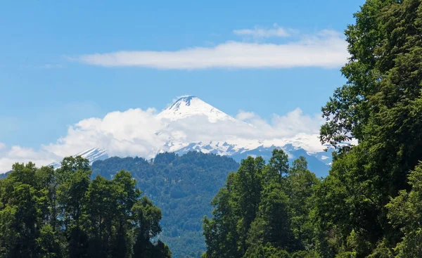 雪维拉里卡火山从普林克泻湖，在C — 图库照片