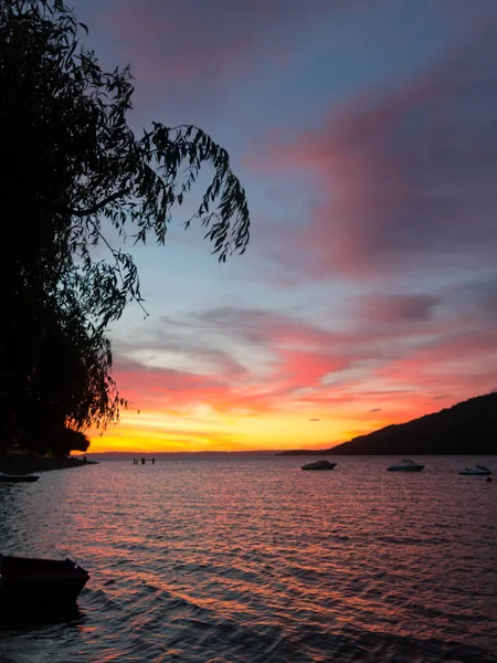 Increíble puesta de sol a orillas del lago Ranco, en el pueblo de Lli —  Fotos de Stock