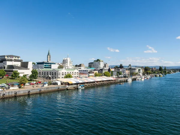 Folyóra néző Valdivia folyó terminál és fishmarket — Stock Fotó