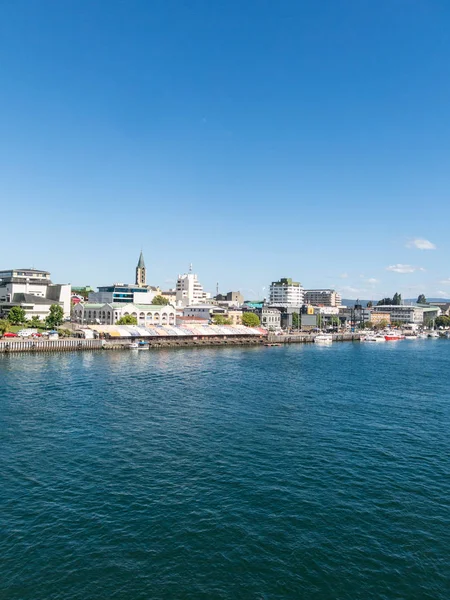 Uitzicht op de rivier van Valdivia rivier terminal en oude Vismet — Stockfoto